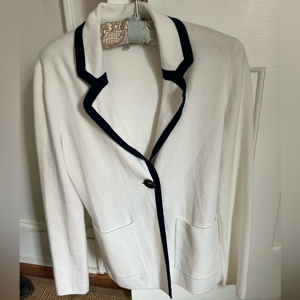 Kinross Adorable sweater blazer in great condition. Size S